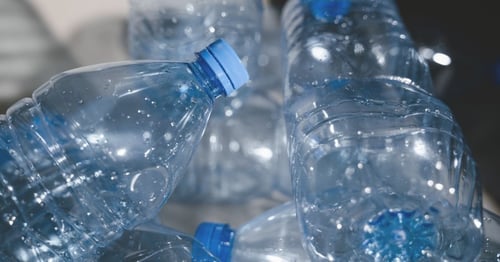 Uzavretie recyklačného cyklu pre PET fľaše